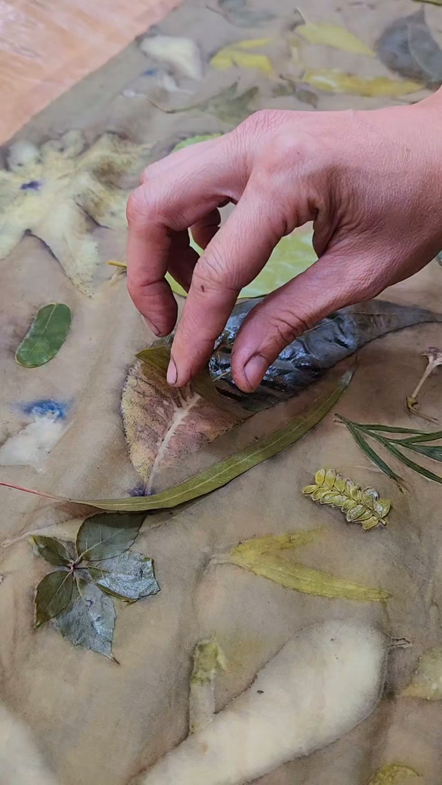 תמיד כיף להניח עלים ופרחים על הבד 
לגלגל ולשלוח לבישול בסיר הגדול. 
הכי כיף להבין את מה שאנחנו עושות
להבין ולהעמיק מה מתרחש על הבד? 
אילו צמחים ידפיסו את "זהותם" האמיתית. 
אילו בדים מתאימים למפה, צעיף, וילונות
ואפילו מצעים למיטה. 
כאן בסטודיו אנחנו חוקרות, מעמיקות 
וגם מדפיסות. 
קורס הדפס בוטני ארבעה מפגשים
יש האומרות משנה חיים. 

#ביתהיוצרת 
#ecoprinting